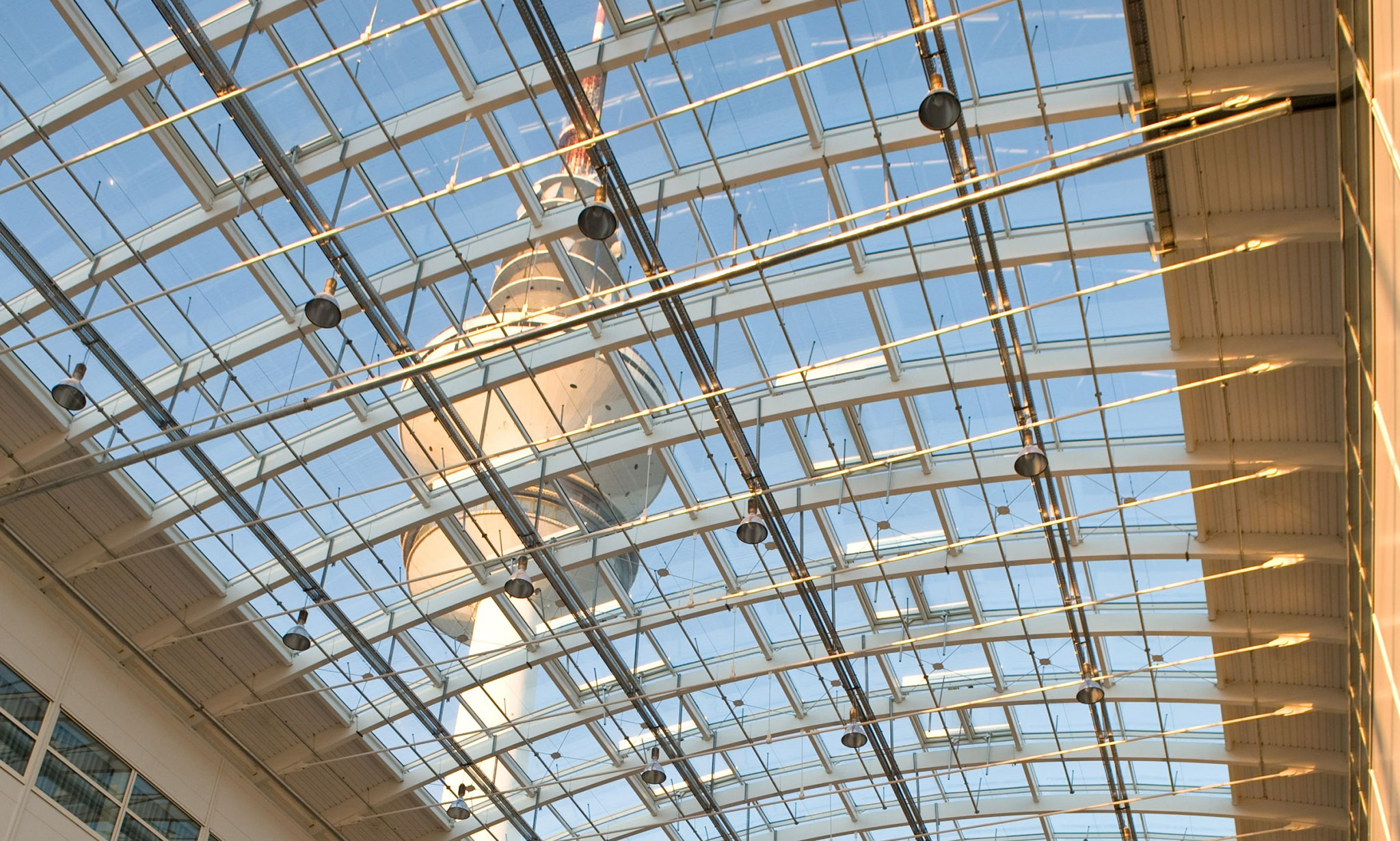 Die Messehallen in Hamburg von vorne im Abendlicht mit Spiegelung