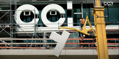 Das H von CCH wird an der Gebäudefassade montiert