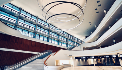 die Eingangshalle des neuen CCH mit der weltgrößten Pendelleuchte