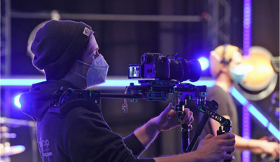 Ein Kameramann bei der Arbeit
