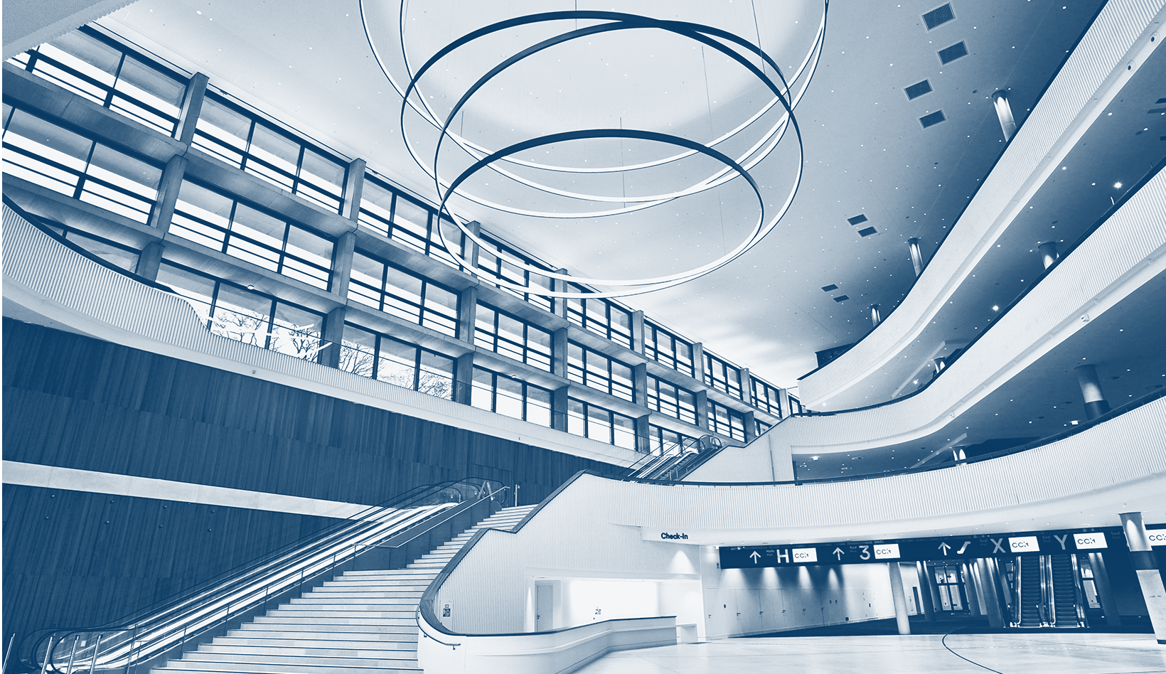 die Eingangshalle des neuen CCH mit der weltgrößten Pendelleuchte