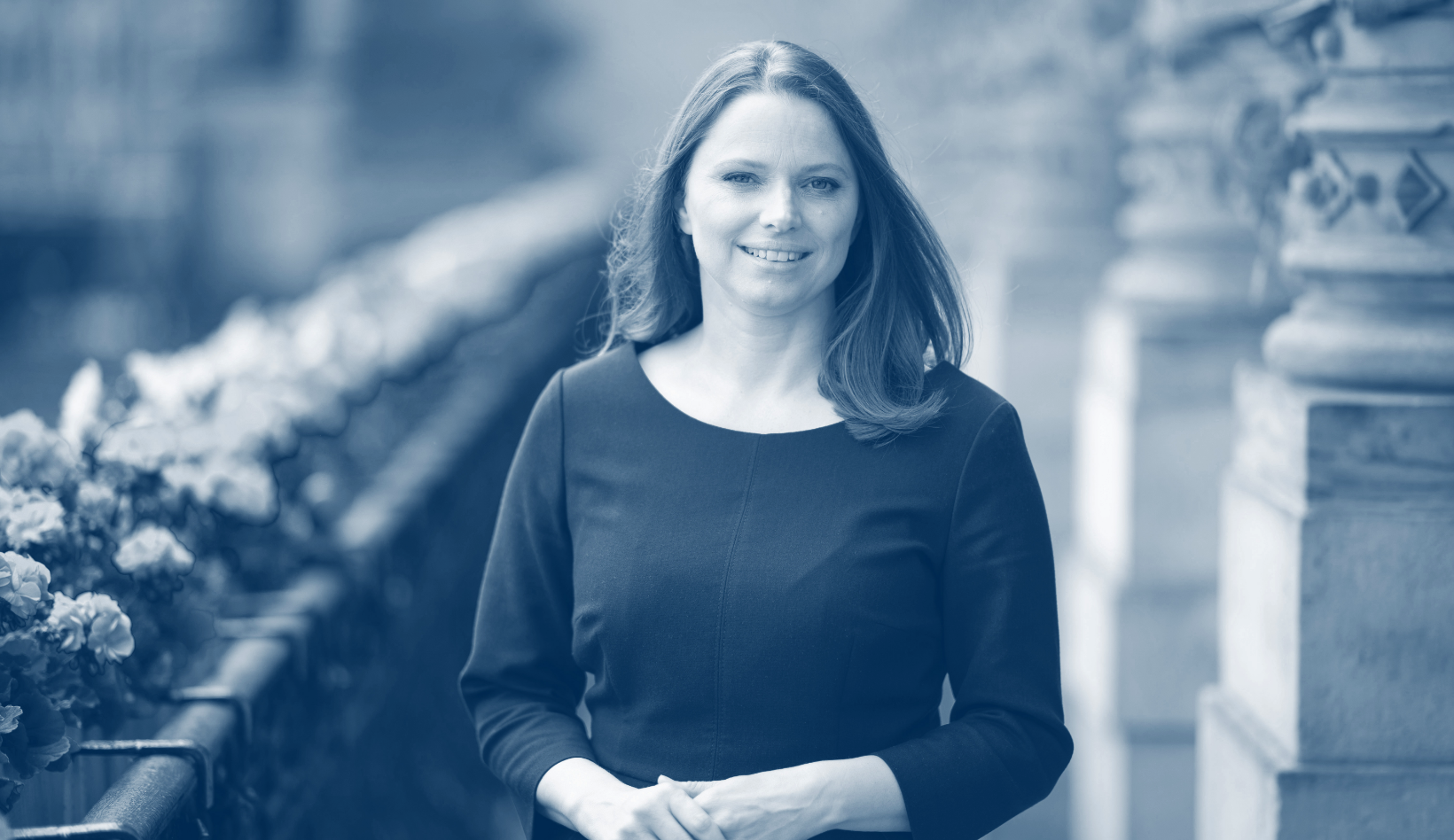 Portrait von Senatorin Melanie Leonhard auf dem Balkon des Rathauses