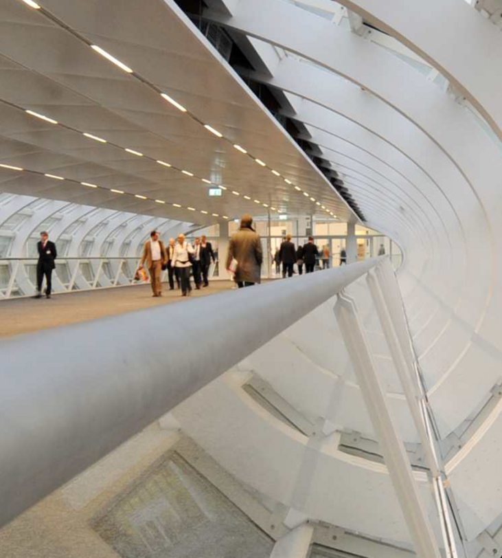 Der Skywalk der Hamburg Messe und Congress mit gehenden Menschen