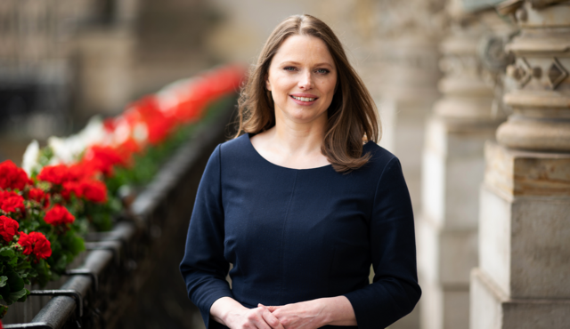 Portrait von Senatorin Melanie Leonhard auf dem Balkon des Rathauses