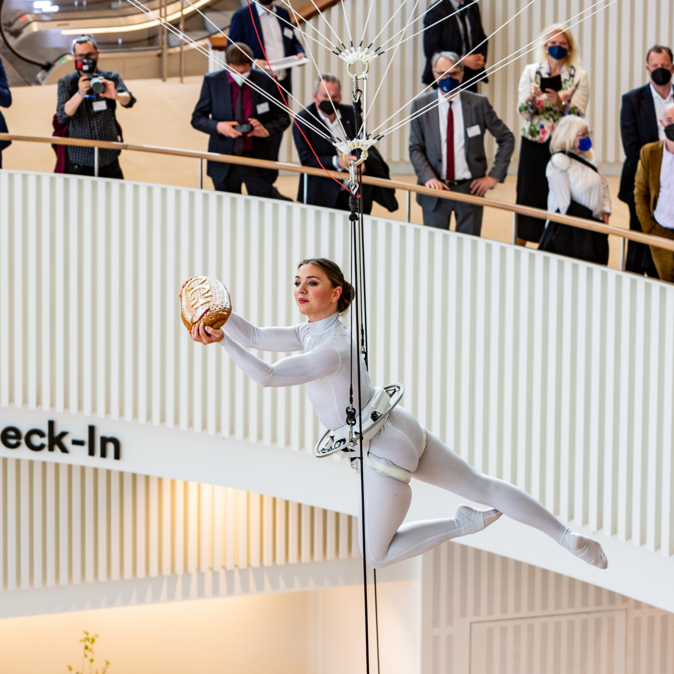 Akrobatin am Schwebeseil