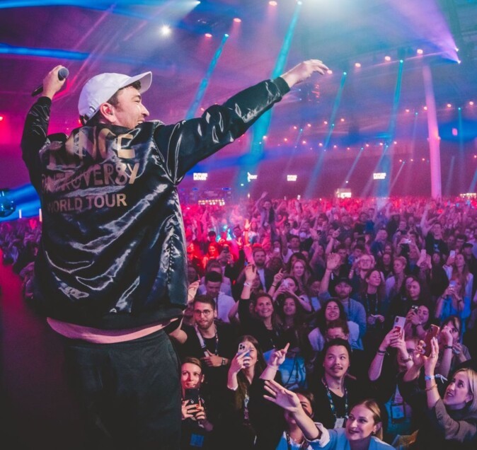 Rapper Marteria auf der Bühne, ein jubelndes Publikum