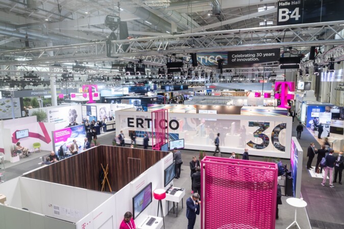 Messestände von oben in der Messehalle B4