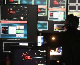 Ein Tonstudio mit vielen Bildschirmen während der Internorga