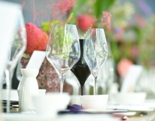 gedeckter Tisch mit Weingläsern