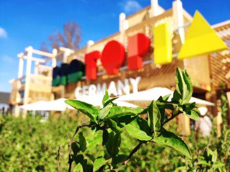 Der Schriftzug des deutschen Gartens „Biotopia“ bei der Floriade Expo 2022