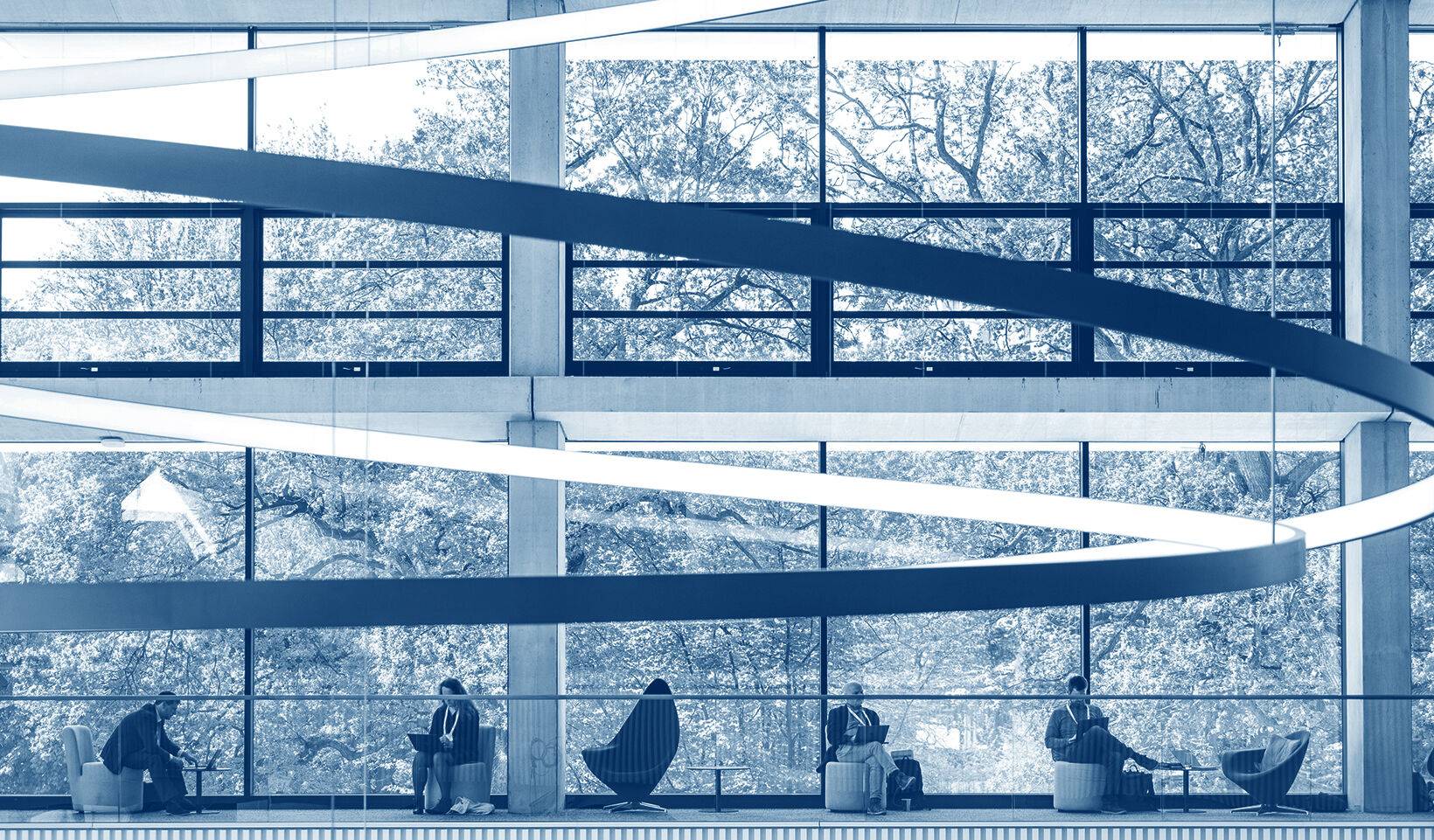 Besuchende  verweilen im CCH mit Blick auf die grüne Parkanlage Planten un Blomen