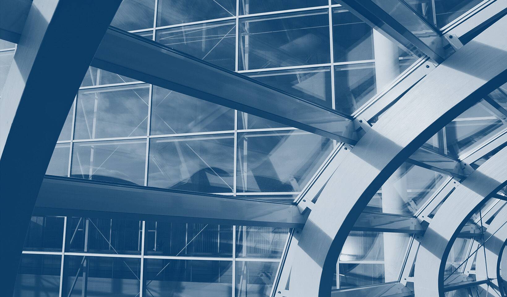 Blick durch die Glasfassade nach außen