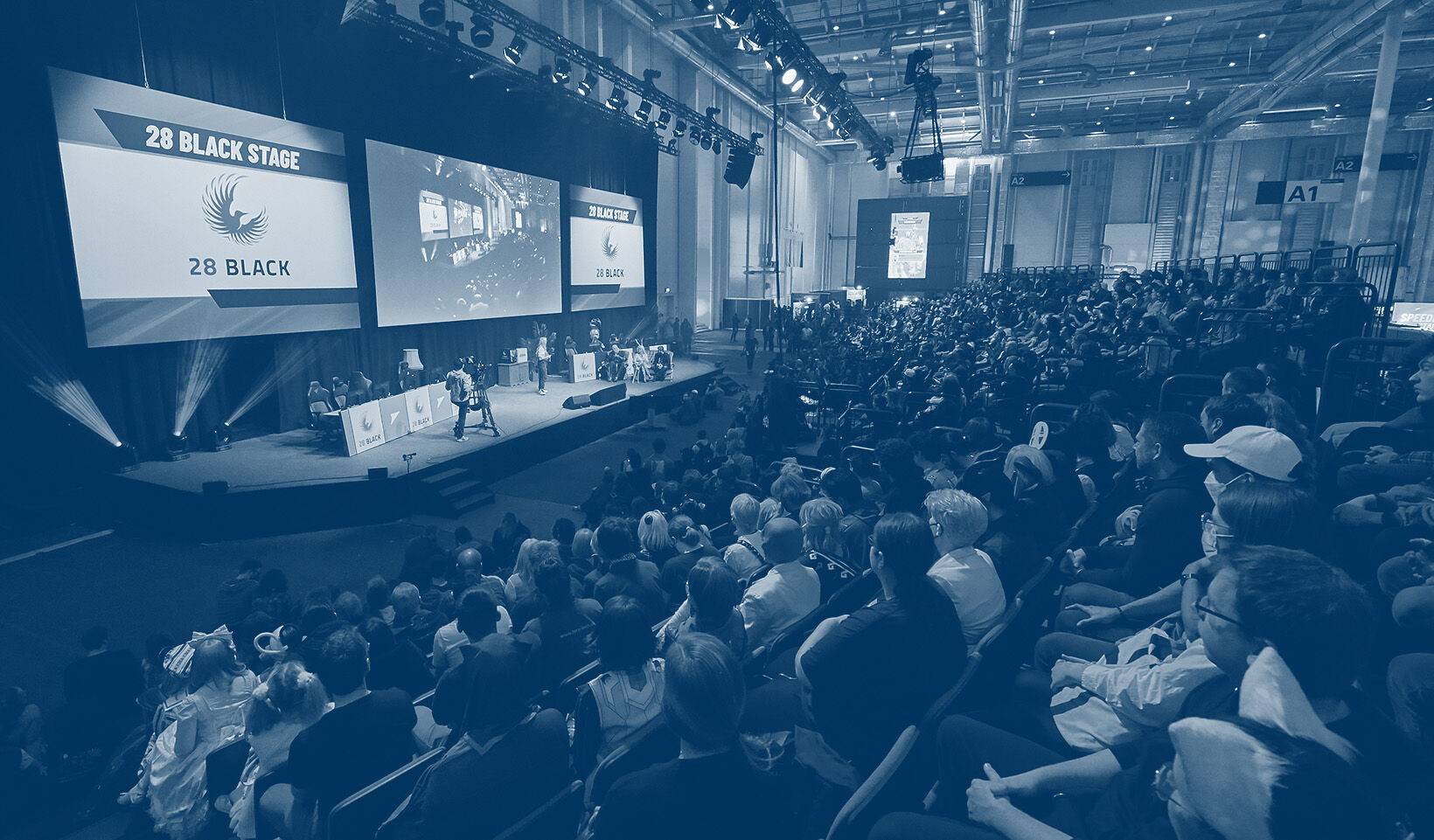 Menschen auf den Tribünen mit Blick auf die Bühne bei der POLARIS Convention 2022