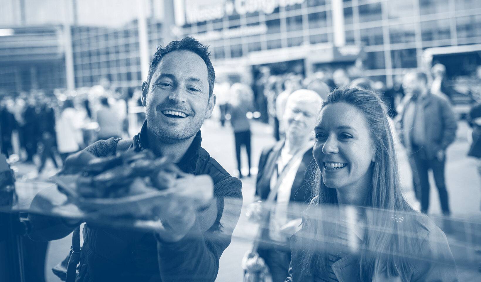 Ein Mann und eine Frau nehmen ein frisches Essen entgegen