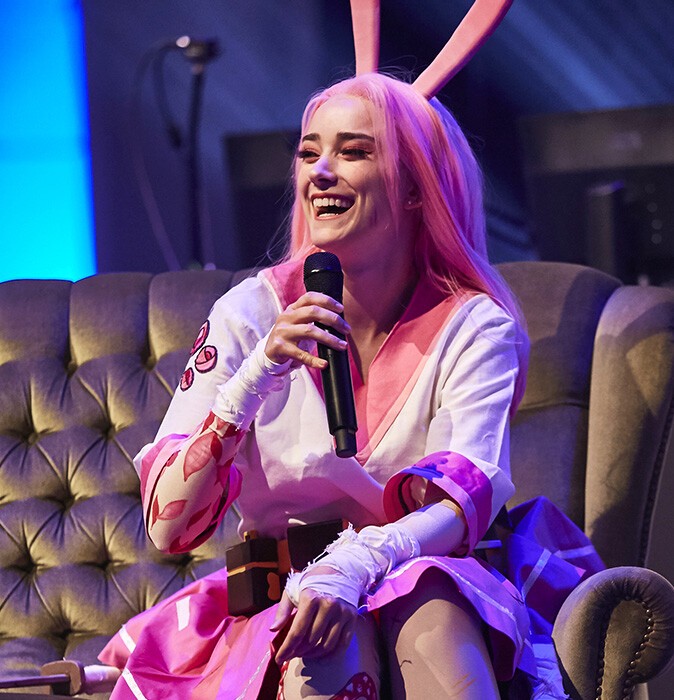 Cosplay Maggie, die Heldin von Neo Taki - eine Frau mit Hasenohren und einem Mikrofon in der Hand