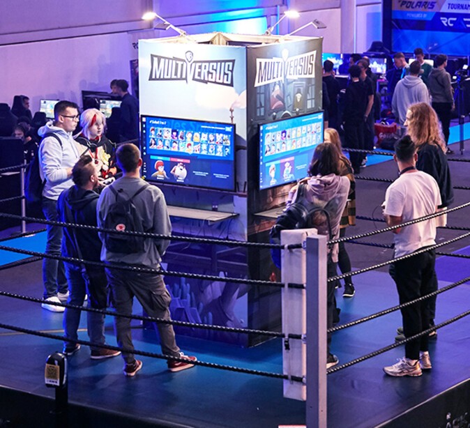 Besuchende in einem Ring vor Bildschirmen bei der POLARIS Convention 2022