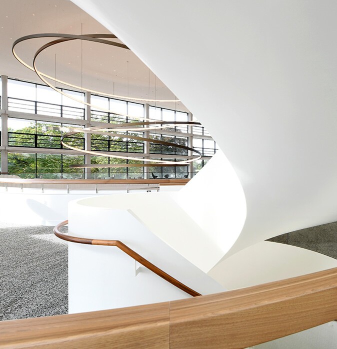Geschwungene Formen der Treppe und der Galerie im CCH