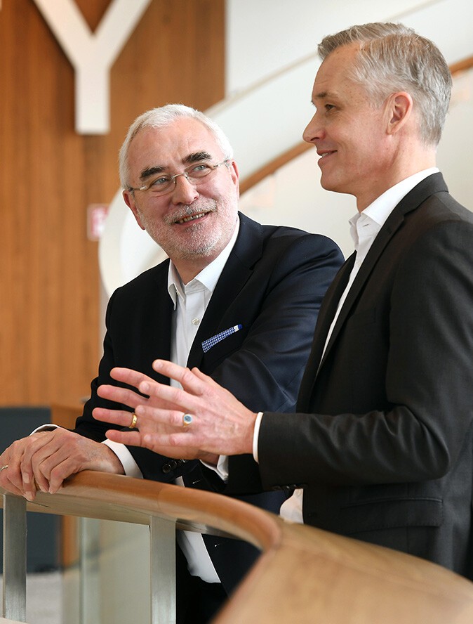 Ein Bild von Bernd Aufderheide (Vorsitzender der Geschäftsführung) und Uwe Fischer (Geschäftsführer) im Gespräch.