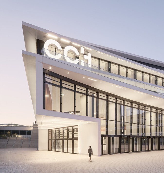 Das Gebäude des CCH mit einem Mensch davor