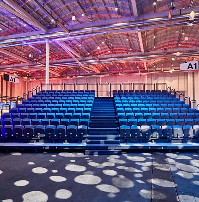 Die Tribünen in der Halle A1 schön beleuchtet