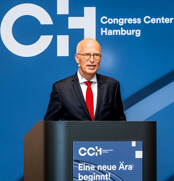 Hamburgs erster Bürgermeister Peter Tschentscher auf dem Rednerpult bei der Eröffnung des CCH
