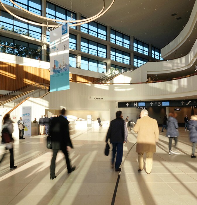 Menschen in der Eingangshalle des CCH