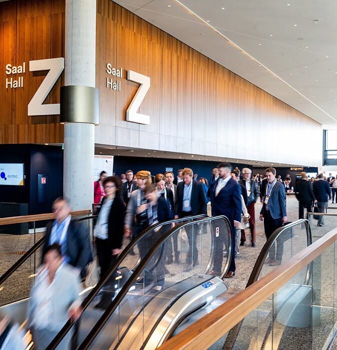 Menschen an der Rolltreppe im CCH