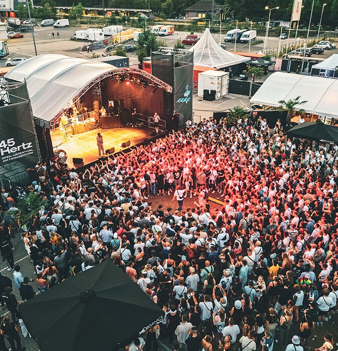 Besuchende vor der Bühne des 45Hertz-Festivals