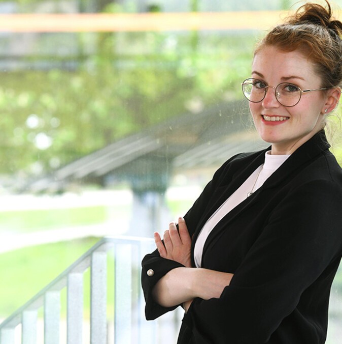 Hannah Kindler blickt in Richtung Kamera