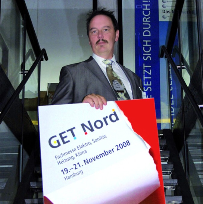 Michael Arfmann mit einem Plakat der GET Nord 2008  in der Hand