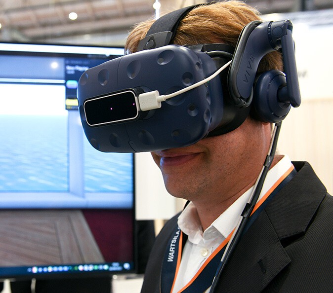 Ein Besucher mit einer VR-Brille auf der SMM 2022