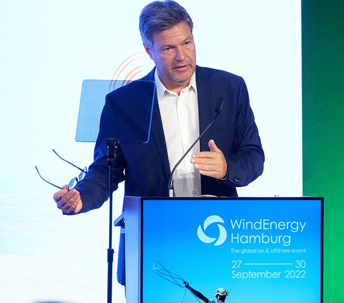 Wirtschafts- und Klimaschutzminister Robert Habeck auf dem Rednerpult zur Eröffnung der WindEnergy 2022