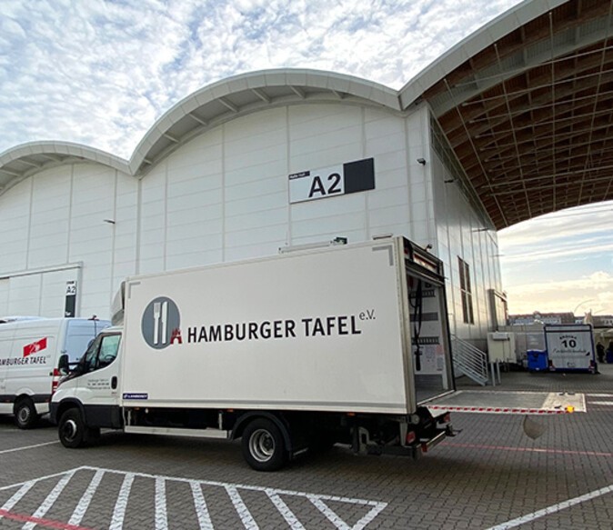 LWK der Hamburger Tafel vor den Messehallen der HMC