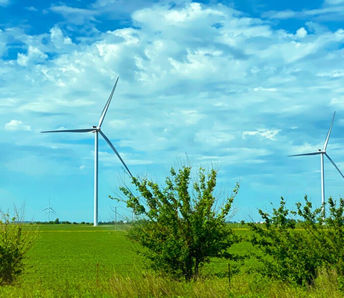 Windkraftanlagen stehen auf einem Feld