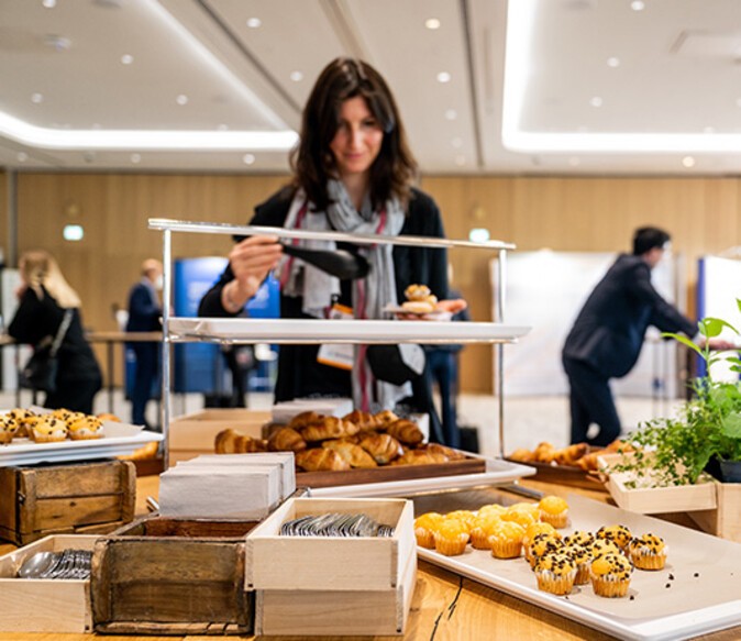 Eine Frau bedient sich am Buffet