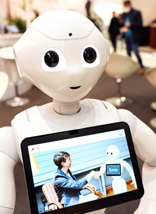 Ein Service-Roboter mit einem Tablet-Computer