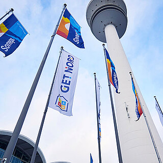 GET NORD - Flaggen und Fernsehturm am Eingang Mitte