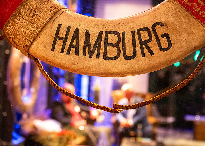 Rettungsring mit "HAMBURG"-Schrift