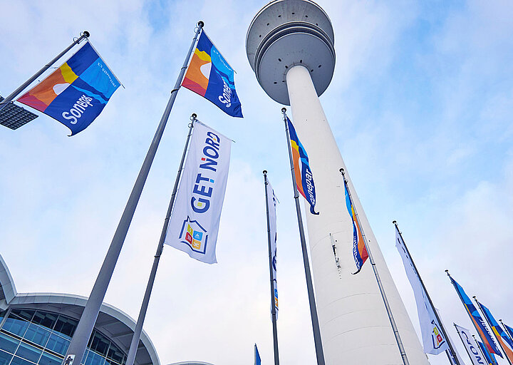 GET NORD - Flaggen und Fernsehturm am Eingang Mitte