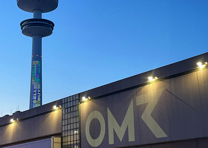 Fassade mit OMR-Schriftzug und Fernsehturm im Hintergrund