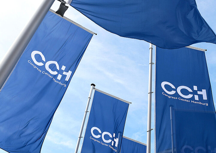 CCH Flaggen auf dem Vorplatz