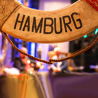 Rettungsring mit "HAMBURG"-Schrift