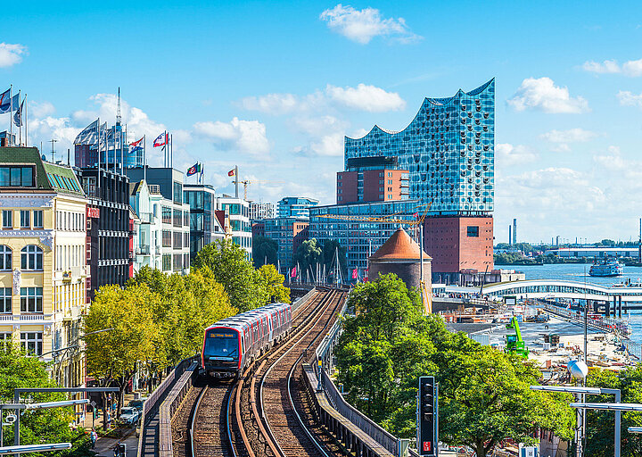 Hamburg-Impression: U-Bahn am Hafen mit Elbphilharmonie im Hintergrund