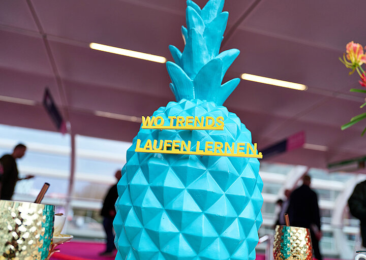 INTERNORGA | blaue Ananas mit Claim "Wo Trends laufen lernen"