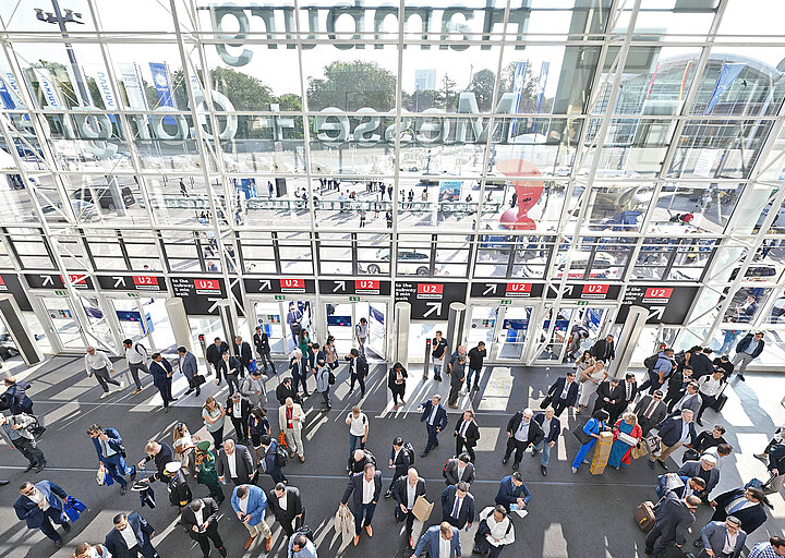 Hamburg Messe: Besucherandrang im Eingang / Foyer Mitte
