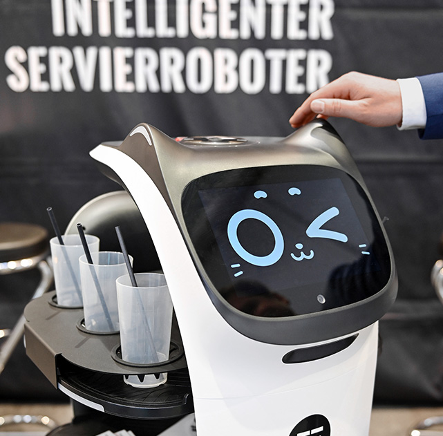 Ansicht eines Intelligenten Servierroboters auf der Internorga, der KI-gesteuert Gläser selbst befüllen kann.