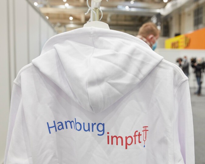 Ein Hoodie mit der Aufschrift „Hamburg impft“