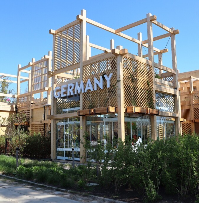 Der deutsche Holzpavillon von außen mit der Aufschrift „Germany“