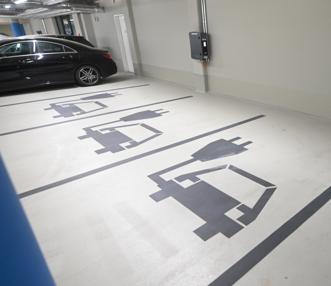 Parklücken für e-Autos im CCH Parkhaus mit einem Bild von einem e-Auto auf dem Boden