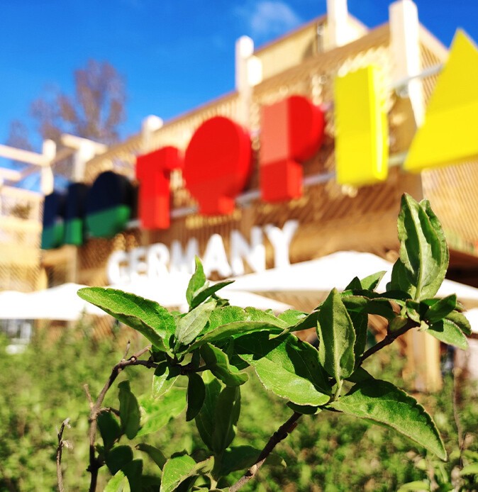 Der Schriftzug des deutschen Gartens „Biotopia“ bei der Floriade Expo 2022